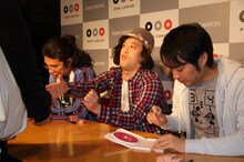 エレ片のDVD「エレ片コントライブ～コントの人4～」発売記念イベントに登場した片桐仁、エレキコミックやつい、エレキコミック今立（左より）。