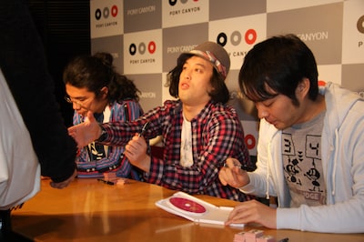 エレ片のDVD「エレ片コントライブ～コントの人4～」発売記念イベントに登場した片桐仁、エレキコミックやつい、エレキコミック今立（左より）。