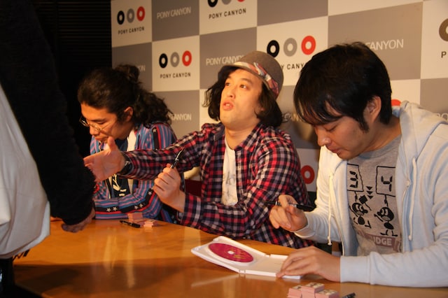 エレ片のDVD「エレ片コントライブ～コントの人4～」発売記念イベントに登場した片桐仁、エレキコミックやつい、エレキコミック今立（左より）。