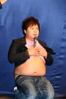 「大阪名物ニクージョン」と題し、腹の肉を使って一瞬にしてベルトのバックルを隠したミサイルマン西代。