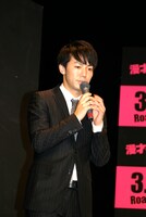 独特の間合いでイベントを進行し、終始会場の笑いを誘っていたピース綾部。