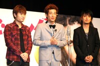 サンパチマイクを前にトークを展開する品川ヒロシ監督、佐藤隆太、上地雄輔（左から）。品川は「挨拶のたびにセンターが代わる。まるで我が家の漫才みたい」と感想を述べた。