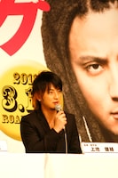 「品川監督の才能が無限大にある。また映画に出てあげてもいいな、と思いました」と仲のいい品川に上から目線のコメントを連発した上地雄輔。