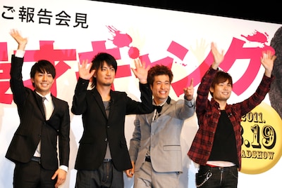 品川ヒロシ監督映画「漫才ギャング」の完成会見に出席したピース綾部、上地雄輔、佐藤隆太、品川ヒロシ（左から）。