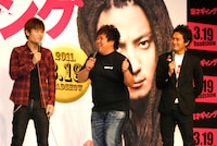 勢いよくトークするミサイルマン西代（中央）の腹を何度もドツいていた品川（左）。