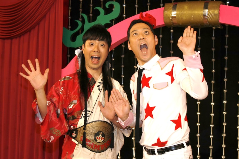 DVD「あらびき団 第2回本公演 ミュージックパワー」を発売する「レフト藤井」こと藤井隆（左）と「ライト東野」こと東野幸治。