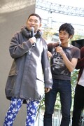冬らしくコートを着込んだキングオブコメディ今野（左）と、対照的に半袖で登場したしずる池田（右）。