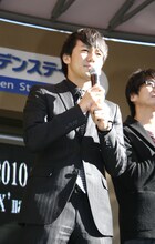 ファンの声援に気さくに応じていたピース綾部。