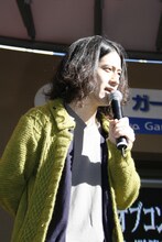 会場に詰めかけたファンに「これだけ朝早くに外に出られるのは才能です」と語りかけたピース又吉。