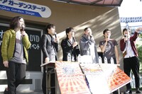 「『キングオブコント2010』DVD発売＆ツアー開催記念Xmasイベント」に登場した（左から）ピース、キングオブコメディ、しずる。