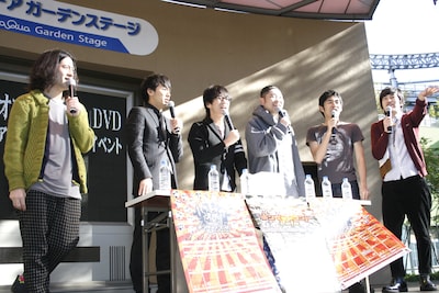 「『キングオブコント2010』DVD発売＆ツアー開催記念Xmasイベント」に登場した（左から）ピース、キングオブコメディ、しずる。