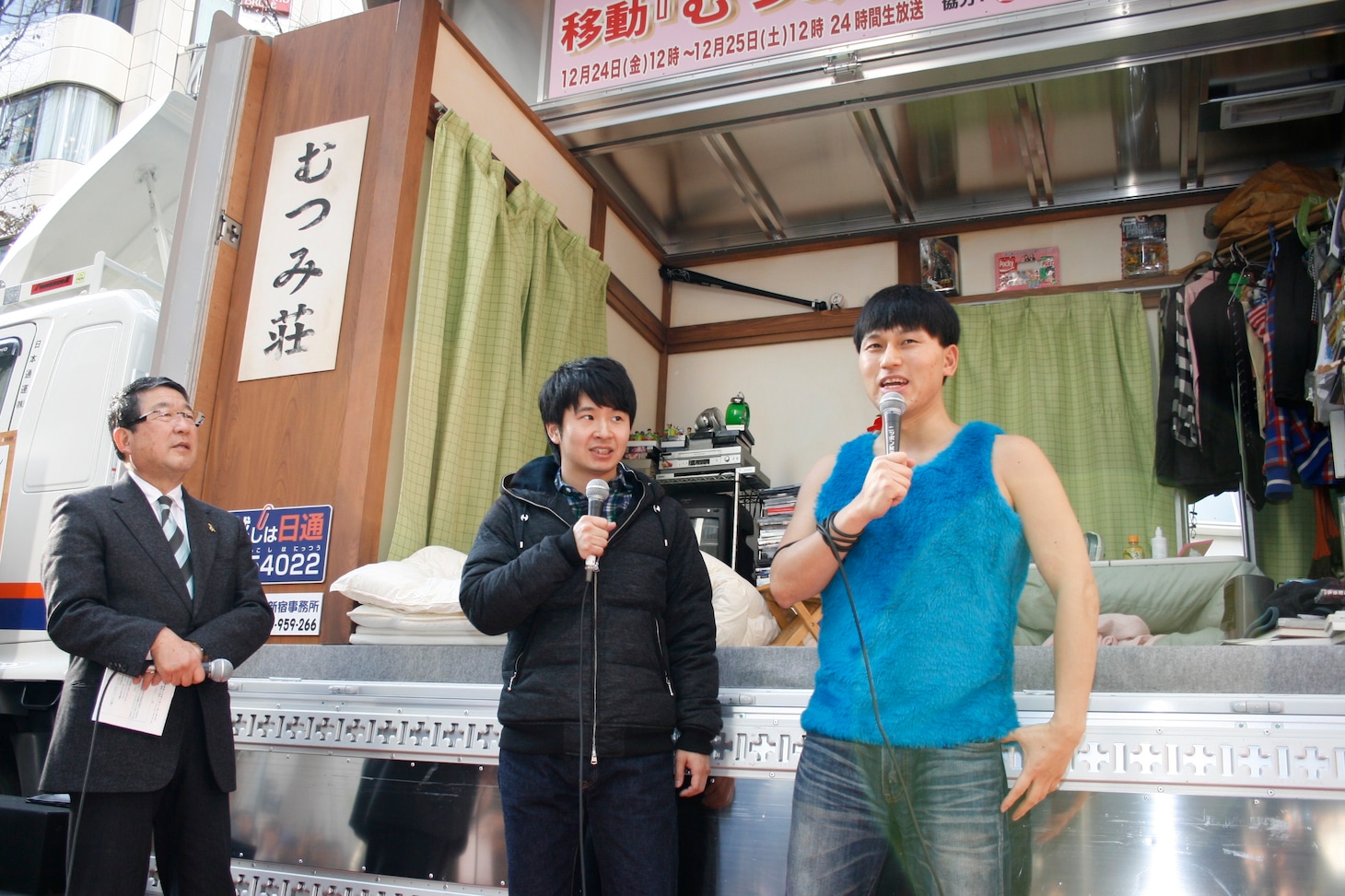 会見には徳光和夫（左）も参加。「春日なら むつみ荘から 這い上がれ」と得意の川柳を披露した。