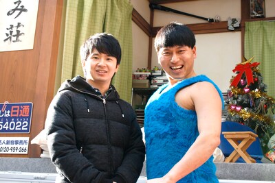 「移動むつみ荘」の前に出現した「第36回 ラジオ・チャリティー・ミュージックソン」パーソナリティのオードリー。