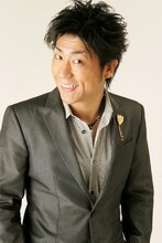 ニコニコ生放送の「（明石家サンタを見ながら…）原口サンタの史上最小のクリスマスプレゼントショー★ニセモノでごめ～んね♪」に生出演する原口あきまさ。