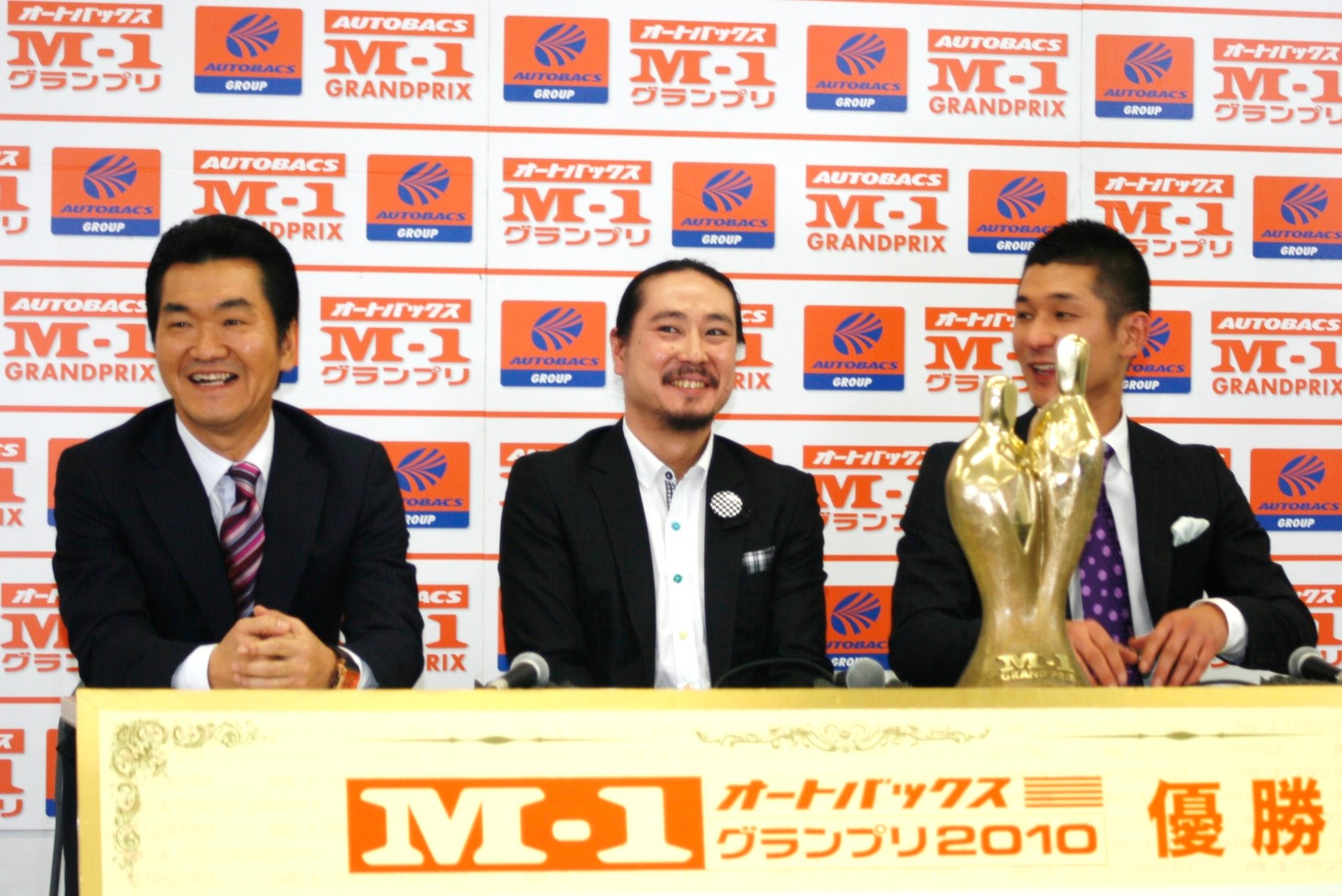 優勝会見に出席した島田紳助（左）と笑い飯。