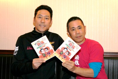 「東野・岡村の旅猿」DVDを発売する東野幸治（左）とナインティナイン岡村隆史（右）。
