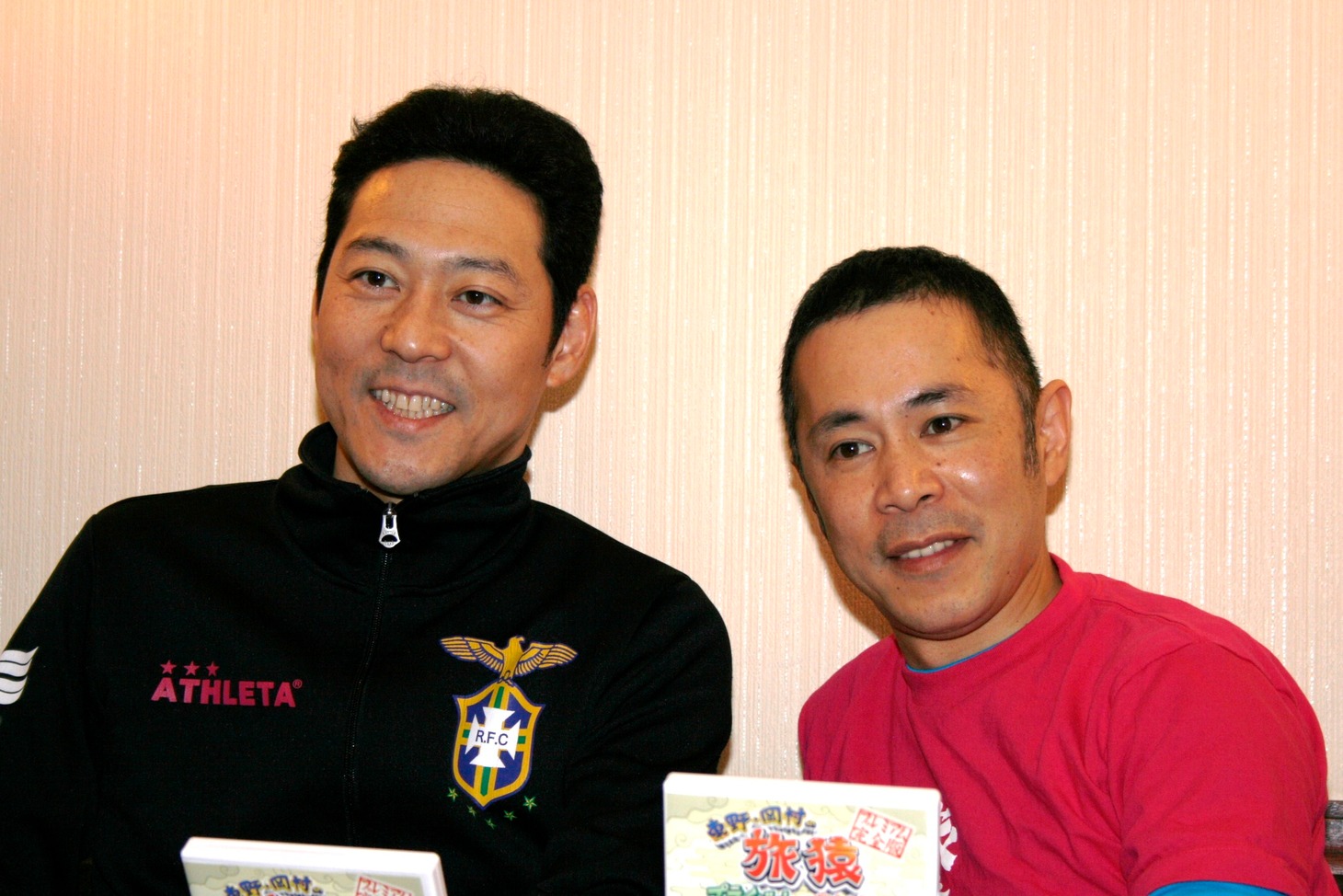 「岡村君は『絵』がもつ。さすが国民的スター」と持ち上げた東野幸治（左）と、岡村隆史（右）。