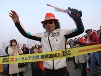 アースマラソンで中国横断に成功、青島のゴール地に到着した間寛平。(c)間寛平アースマラソン製作委員会