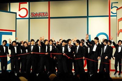 スチールカメラマンの多さに驚くメンバーたち。せっかくだからと、急遽フォトセッションが始まるという展開に。(c)吉本興業