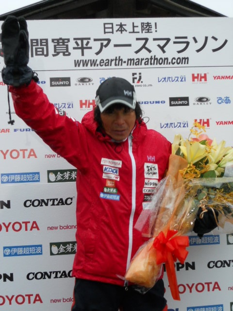 日本に到着した間寛平。道中は、オフィシャルサイトやTwitterに寄せられたメッセージに励まされたとコメント。「日本のみなさんにメッセージを」と言われると大きな声で「ありがとーう！」と笑顔で叫んだ。