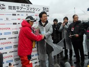 福岡市長の髙島宗一郎も訪れ、寛平に花束を手渡した。