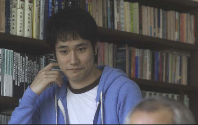 父親と嫁の様子を優しく見つめる松山。