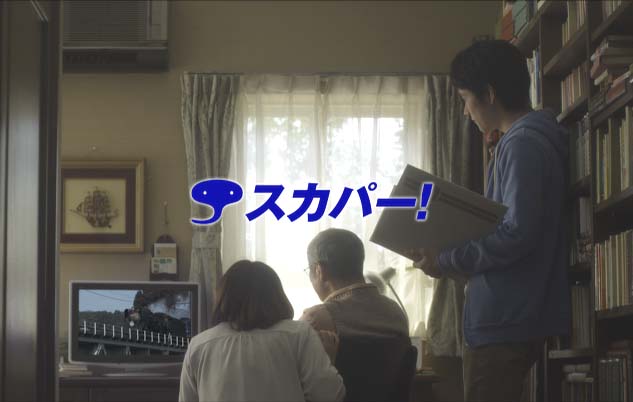 仲むつまじい家族の後ろ姿。