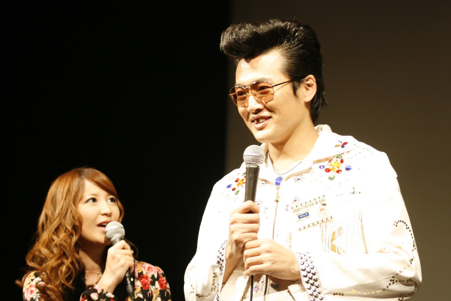 矢口真里（左）と番組内キャラクター「ハルク」こと劇団ひとり。
