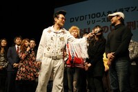 「100人カメラマン」出演者にインタビューする「ハルク」こと劇団ひとり。