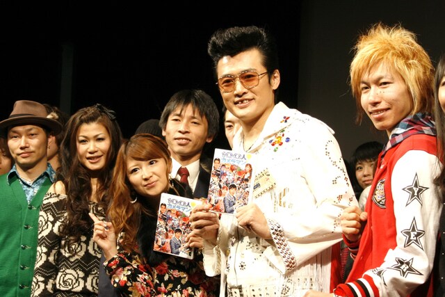 DVD「100人カメラマン」リリース記念「さらば！ものいり刑事」プレミアム試写会に出席した矢口真里と劇団ひとり（中央）。ステージには撮影に参加した一般カメラマン約60名と俳優陣も登場した。