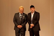 DVD「サンドウィッチマンライブ2010～新宿与太郎音頭～」に収録されている漫才の一場面。