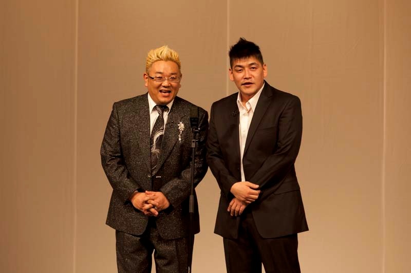 DVD「サンドウィッチマンライブ2010～新宿与太郎音頭～」に収録されている漫才の一場面。