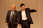 DVD「サンドウィッチマンライブ2010～新宿与太郎音頭～」に収録されている漫才の一場面。