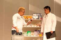 DVD「サンドウィッチマンライブ2010～新宿与太郎音頭～」に収録されているコントの一場面。