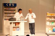 DVD「サンドウィッチマンライブ2010～新宿与太郎音頭～」に収録されているコントの一場面。