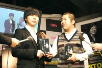 DVDの売上目標を記者に聞かれ、澤部（右）は「1万枚ですよ！」とリアルな数字を提示。岩井（左）は「うちの親が50枚は買った」と語った。