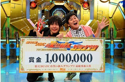 「第32回ABCお笑い新人グランプリ」にて、最優秀新人賞を獲得したウーマンラッシュアワー。会見では、「ソーセージとライブをずっとやっていたので、彼らがいたから頑張れたみたいな。ソーセージが僕らのライバルだったので」と語った。(c)ABC
