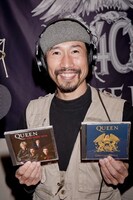 QUEEN「グレイテスト・ヒッツ」「グレイテスト・ヒッツ VOL.2」を持つ渡部陽一。