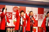 「おすそわけキャラバン」に参加する「ストロベリーボーイズ」とともに「がんばっぺ！」と雄叫びをあげたU字工事（中央）。