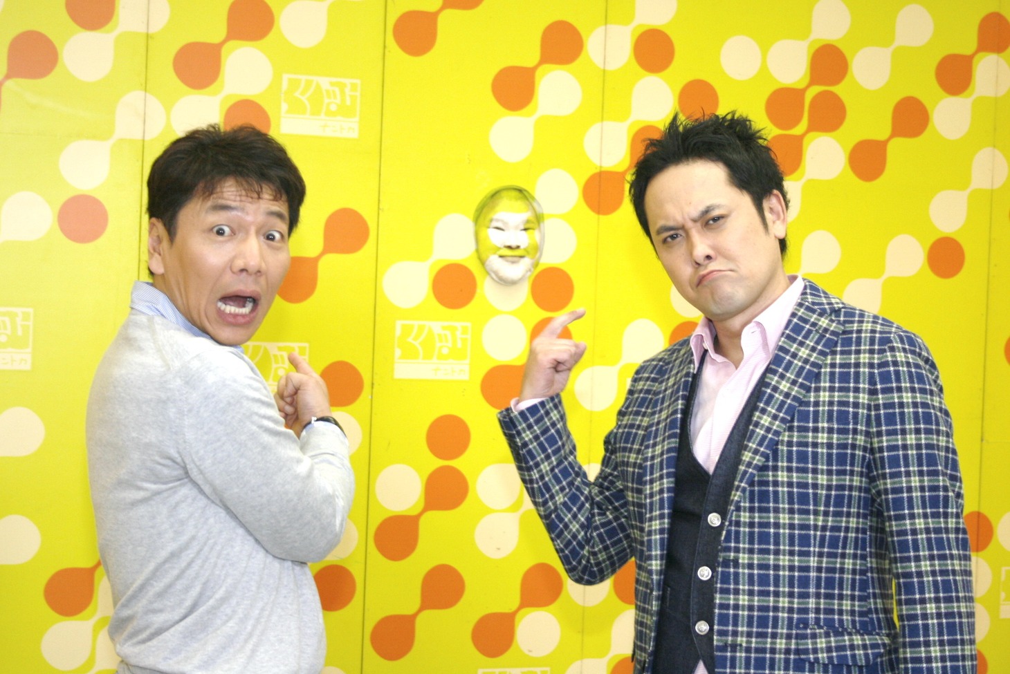 くりぃむしちゅーの背後には謎の人影が。詳しくは1月28日の総集編をお楽しみに。