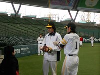 ウォーミングアップ中の藤田ら選手たち。