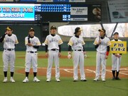 とろサーモン村田、囲碁将棋・根建、トータルテンボス。プラカードを持つのは、フルーツポンチ亘。