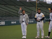 大村の父・大村敏和も選手として登場。胸には「スカルプD」、背中には「道化もの」というゼッケンを貼って息子の本を宣伝。