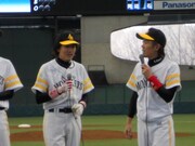 「S-1バトル」の賞金で作ったユニフォームを着て登場したトータルテンボス。