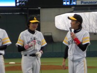 「S-1バトル」の賞金で作ったユニフォームを着て登場したトータルテンボス。