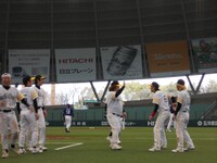 長打を放ったものの、無理して3塁まで走りタッチアウトになったものいい吉田。本人は意気揚々とチームの元に帰るがハイタッチを拒まれる。