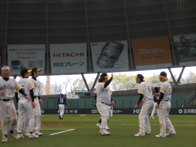 長打を放ったものの、無理して3塁まで走りタッチアウトになったものいい吉田。本人は意気揚々とチームの元に帰るがハイタッチを拒まれる。