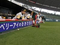 ベンチから仲間の応援をするアフロモンキーズメンバー。