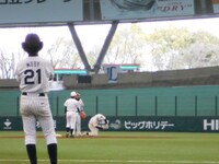 グローブを忘れたあっぱれ小泉。相手チームからも味方からも剛速球をお見舞いされてしまう。