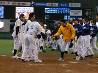 最後は互いの健闘を称え、硬い握手を交わした両チーム。